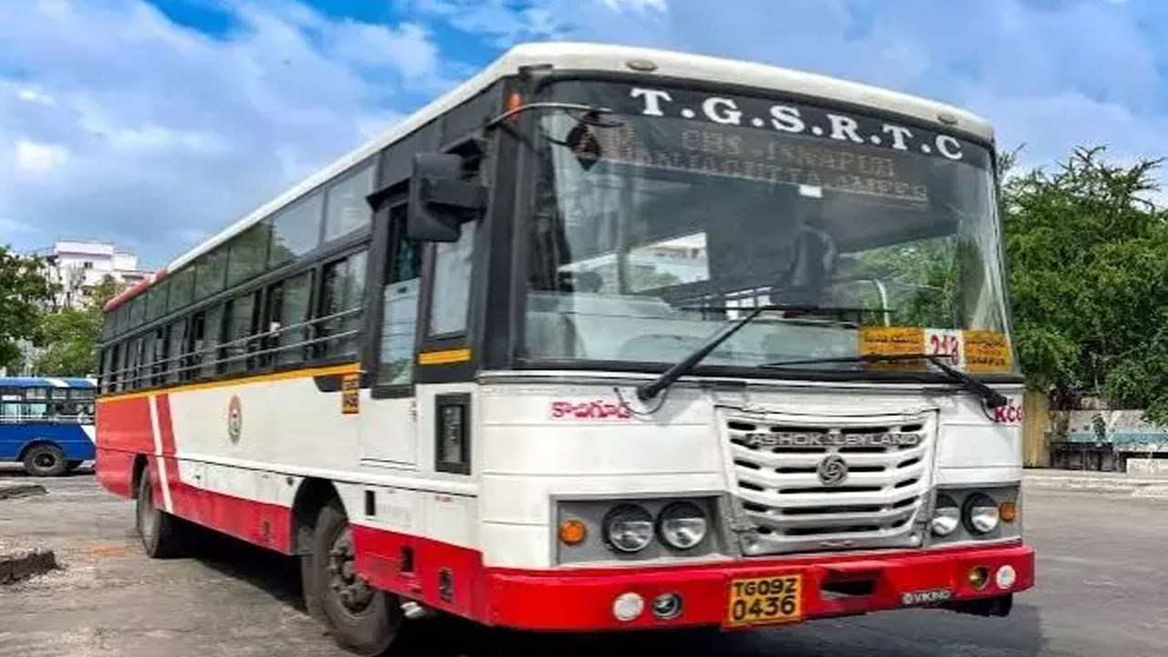 కాగా హైదరాబాద్ నగరంలో ప్రస్తుతం 2,800 బస్సులు రాకపోకలు సాగిస్తున్నాయి. రోజుకు 30వేల ట్రిప్పులు కొనసాగుతున్నాయి. 25 డిపోలున్నాయి. 265 ఎలక్ట్రిక్ బస్సులున్నాయి. ఈ ఏడాది మరో 275 రానున్నాయి.