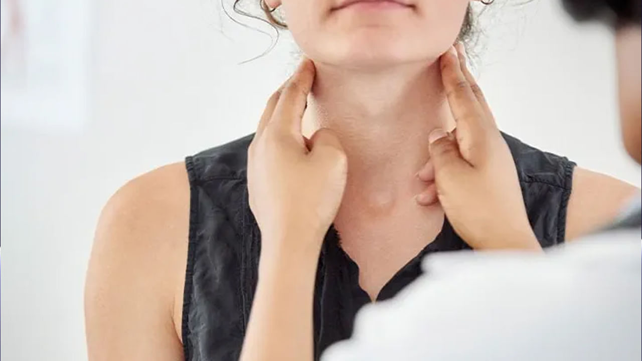 థైరాయిడ్ ట్యాబ్ లెట్స్ను స్కిప్ చేయడం చాలా ప్రమాకరం అంటున్నారు ఆరోగ్య నిపుణులు. దీని వలన టీఎస్ హెచ్ స్థాయిలపై తీవ్ర ప్రభావం పడుతుందంట.ఇది దాదాపు ఆరవారాల పాటు దాని ప్రభావం చూపుతుంది. దీని వలన అనేక సమస్యలు చుట్టుముట్టడం జరుగుతుందంట. ముఖ్యంగా తీవ్రమైన అలట, కళ్లు తిరగడం, నిద్రలేమ, గుండె దడ వంటి సమస్యలు అధికం అవుతాయంట. అందుకే ఎట్టిపరిస్థితుల్లో థైరాయిడ్ ట్యాబ్ లెట్స్ స్కిప్ చేయకూడదంట.