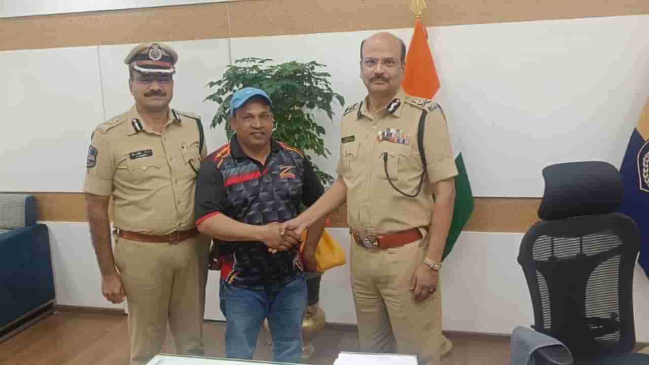 Tilak Varma : సామాన్య కుటుంబం నుంచి స్టార్గా.. డీజీపీని కలిసిన తిలక్ వర్మ కోచ్ సలాం బయాష్