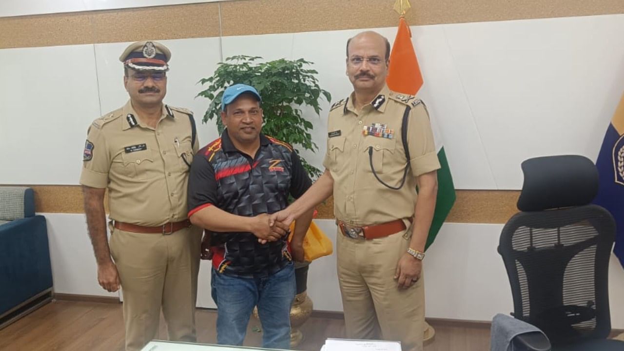 Tilak Varma : సామాన్య కుటుంబం నుంచి స్టార్‌గా.. డీజీపీని కలిసిన తిలక్ వర్మ  కోచ్ సలాం బయాష్