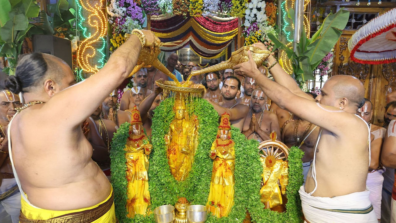 Tirumala: తిరుమలలో వైభవంగా బ్రహ్మోత్సవాలు.. స్వామివారికి పుష్కరిణిలో చక్రస్నానం