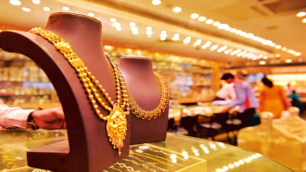 Gold Price: మహిళలకు షాకిచ్చిన పసిడి.. రూ.1200 పెరిగిన బంగారం ధర.. తులం ఎంతంటే..
