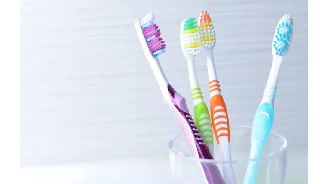 ఎలాంటి బ్రష్ వాడాలి?: సున్నితమైన చిగుళ్లు ఉన్నవారు ఎల్లప్పుడూమృ సాఫ్ట్ టూత్ బ్రష్‌నే ఉపయోగించాలి. నోటి ఆరోగ్యం బాగా ఉంటే, మీడియం టూత్ బ్రష్‌ను వాడవచ్చు.