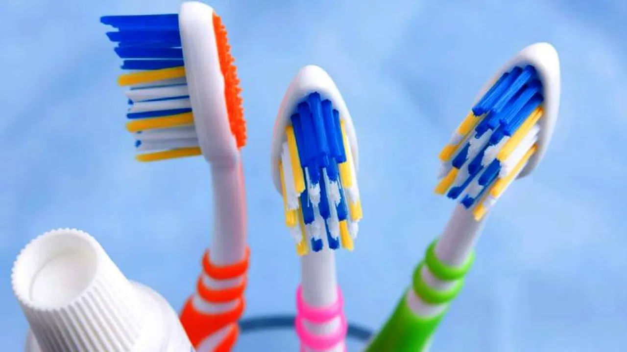 దంతాల ఆరోగ్యం మొత్తం శరీర ఆరోగ్యానికి సంబంధించినది. కాబట్టి ప్రతిరోజూ ఉదయం, రాత్రి రెండుసార్లు బ్రష్ చేయడం, సరైన సమయంలో టూత్ బ్రష్‌ను మార్చడం చాలా ముఖ్యం. దంతాలలో ఏ సమస్య వచ్చినా వెంటనే డెంటిస్ట్‌ను సంప్రదించి చికిత్స తీసుకోవాలి.