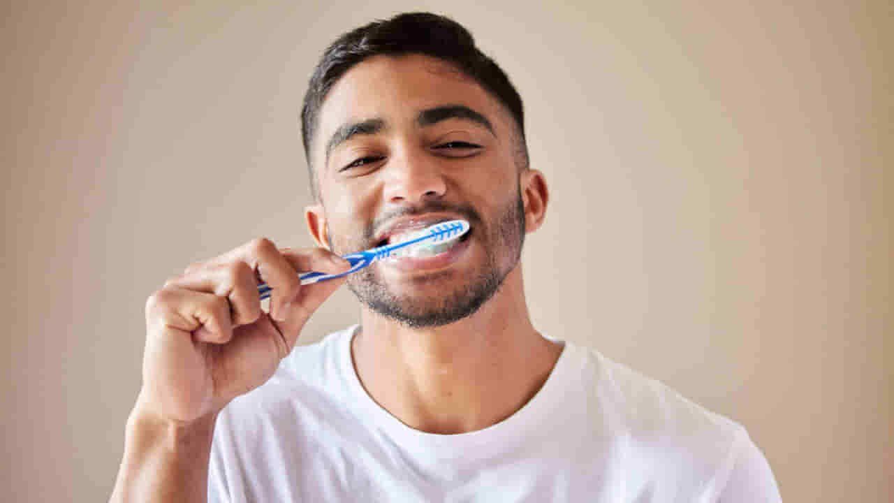 Tooth Brushing: రోజుకు ఎన్ని సార్లు, ఏ టైంలో బ్రష్ చేయాలో తెల్సా? 90 శాతం మంది చేసే పొరబాటు అదే