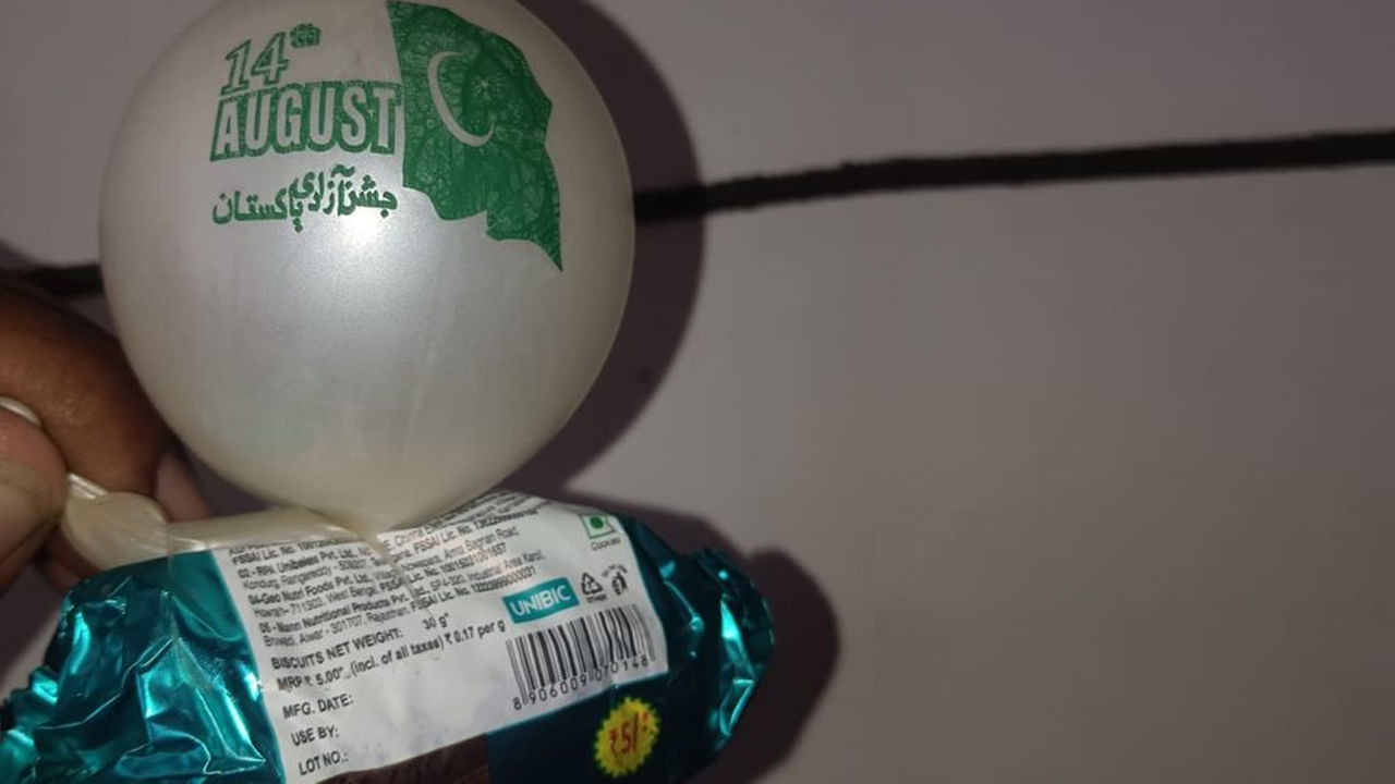 Viral: పిల్లల కోసం బిస్కెట్లు, బెలూన్లు కొన్నారు.. ఇంటికి తీసుకురాగా.. వాటి మీద రాసినది చూసి