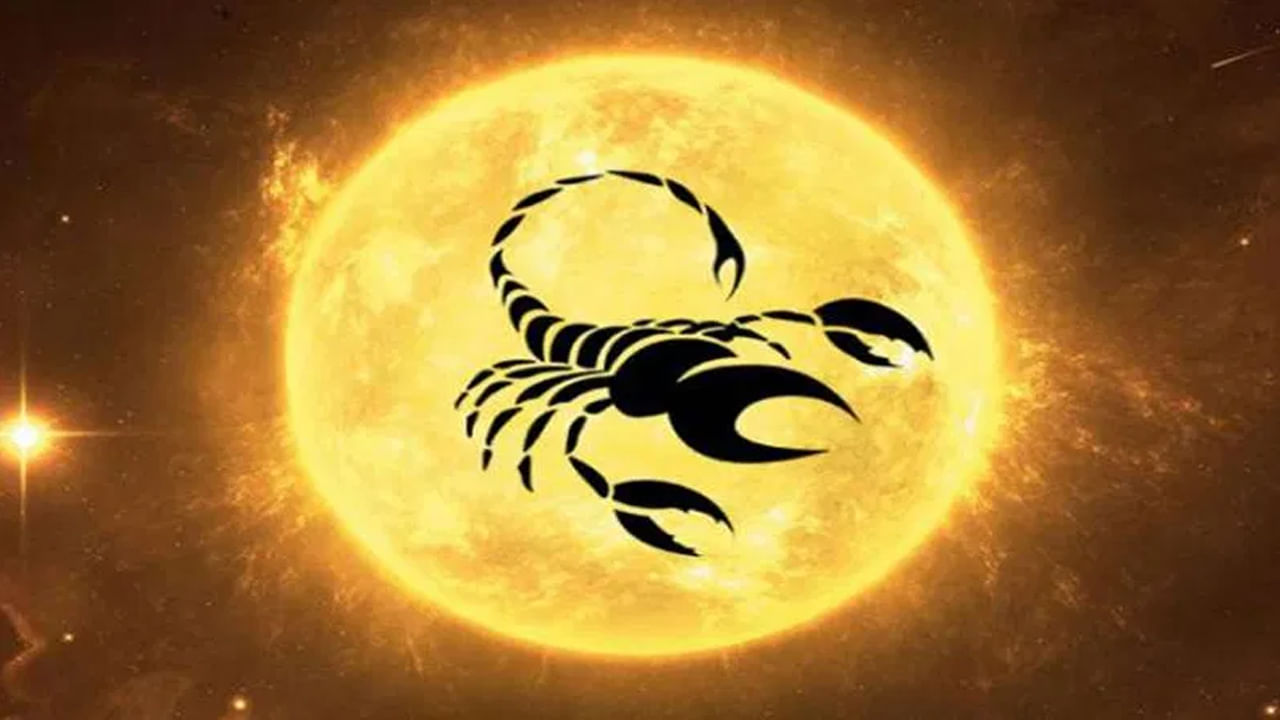 వృశ్చి క రాశి : మూడు గ్రహాలు ఇదే రాశిలో కలవడం వలన వృశ్చిక రాశి వారికి అద్భుతమైన ప్రయోజనాలు కలగనున్నాయి. అనుకోని విధంగా డబ్బు చేతికందుతుంది. ఇంటా బయట సానుకూల వాతావరణం ఏర్పడుతుంది. నిరుద్యోగులు ఉద్యోగం పొందే ఛాన్స్ ఉంది. అన్నింట శుభఫలితాలు కలుగుతాయి.