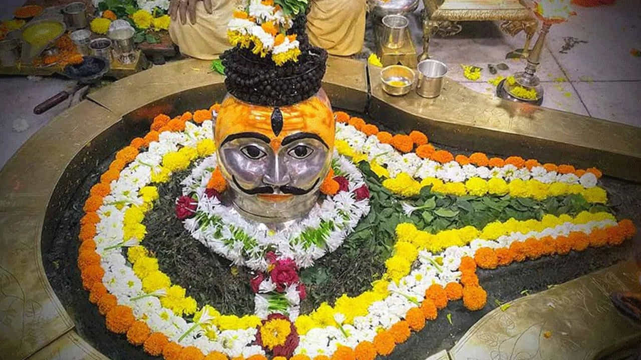 బుకింగ్ సులభంగ అధికారిక IRCTC టూరిజం వెబ్సైట్ ద్వారా చేయవచ్చు. www.irctctourism.com ని సందర్శించండి. భారత్ దర్శన్ ప్యాకేజీలకు నావిగేట్ చేయండి. జ్యోతిర్లింగ టూర్ 2025ని ఎంచుకోండి. మీ బోర్డింగ్ స్టేషన్ను ఎంచుకోండి. ప్రయాణికుల వివరాలను పూరించండి. ఆన్లైన్లో చెల్లింపు చేయండి. బుకింగ్ను అధీకృత IRCTC ఏజెంట్లు లేదా ప్రాంతీయ పర్యాటక కార్యాలయాల ద్వారా కూడా చేయవచ్చు.
