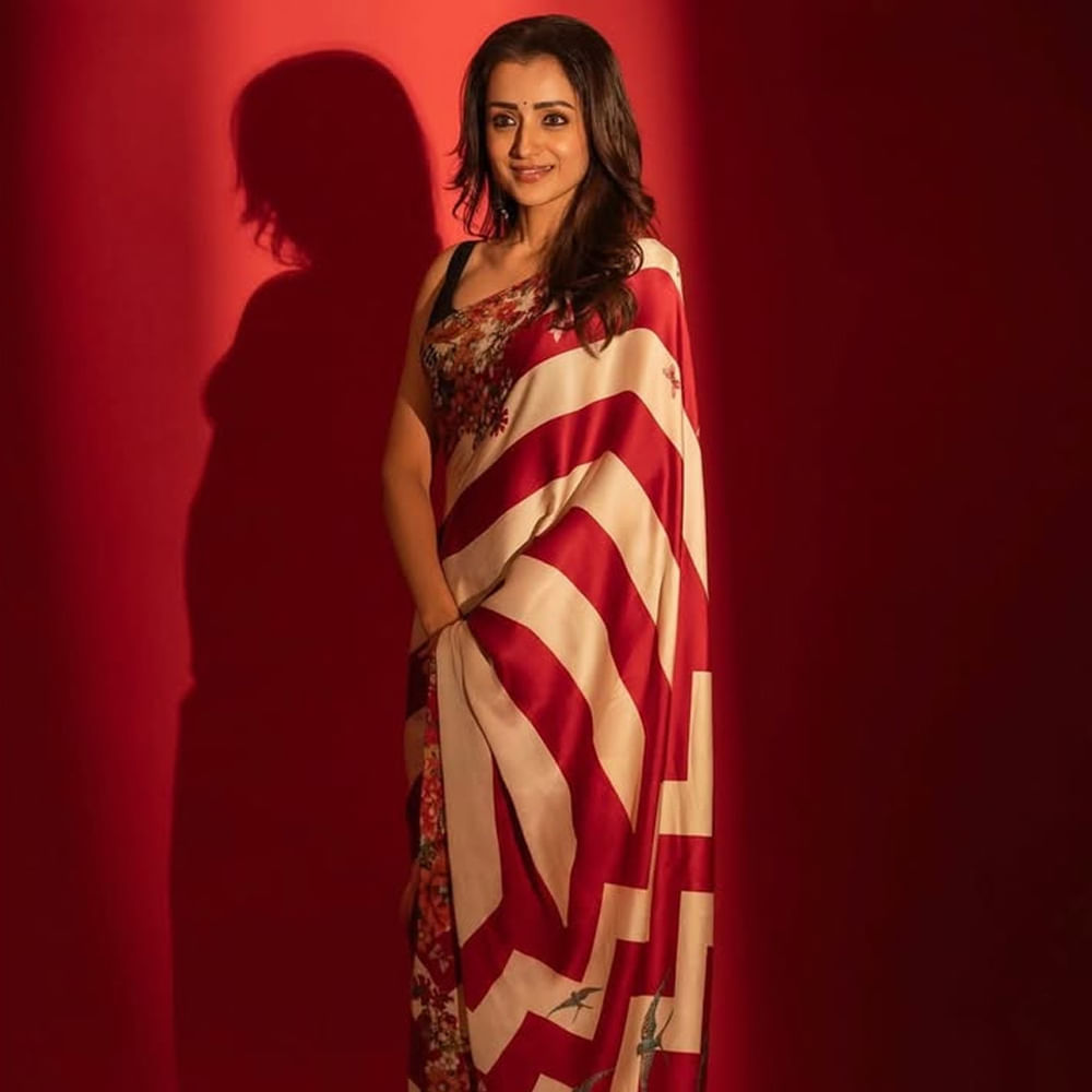 ఈ హీరోయిన్ మరెవరో కాదు.. త్రిష కృష్ణన్. ఇప్పటివరకు ఎన్నో హిట్ చిత్రాల్లో నటించి ఎన్నో మరుపురాని పాత్రలు పోషించింది. వర్షం, సైనికుడు, స్టాలిన్, నువ్వొస్తానంటే నేనొద్దంటానా వంటి చిత్రాలతో తెలుగు ప్రేక్షకులకు దగ్గరయ్యిది. 