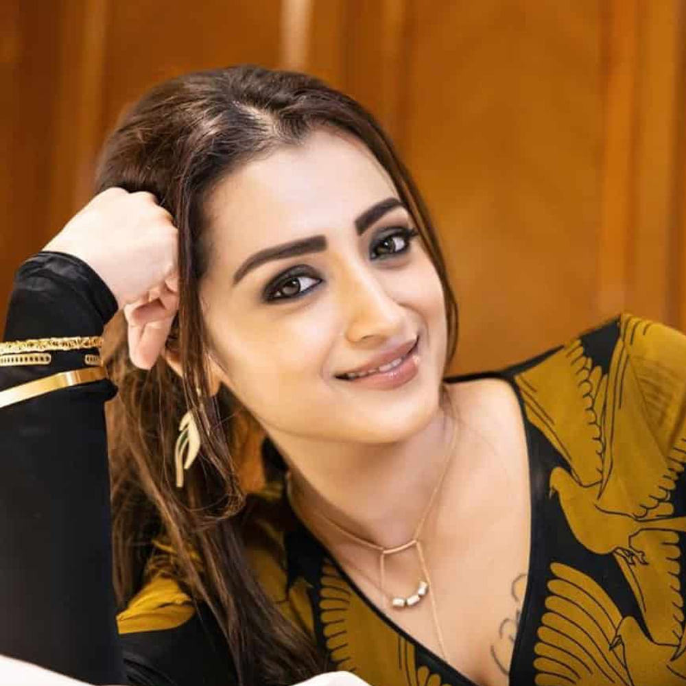 త్రిష తల్లిదండ్రులు పాలక్కాడ్‌లోని అయ్యర్ కుటుంబంలో పుట్టి పెరిగారు. త్రిష తండ్రి కృష్ణన్, తల్లి ఉమ్మ చాలా కాలం పాలక్కాడ్‌లోని కల్పతిలో నివసించారు. తరువాత, వారు చెన్నైకి వెళ్లారు. 