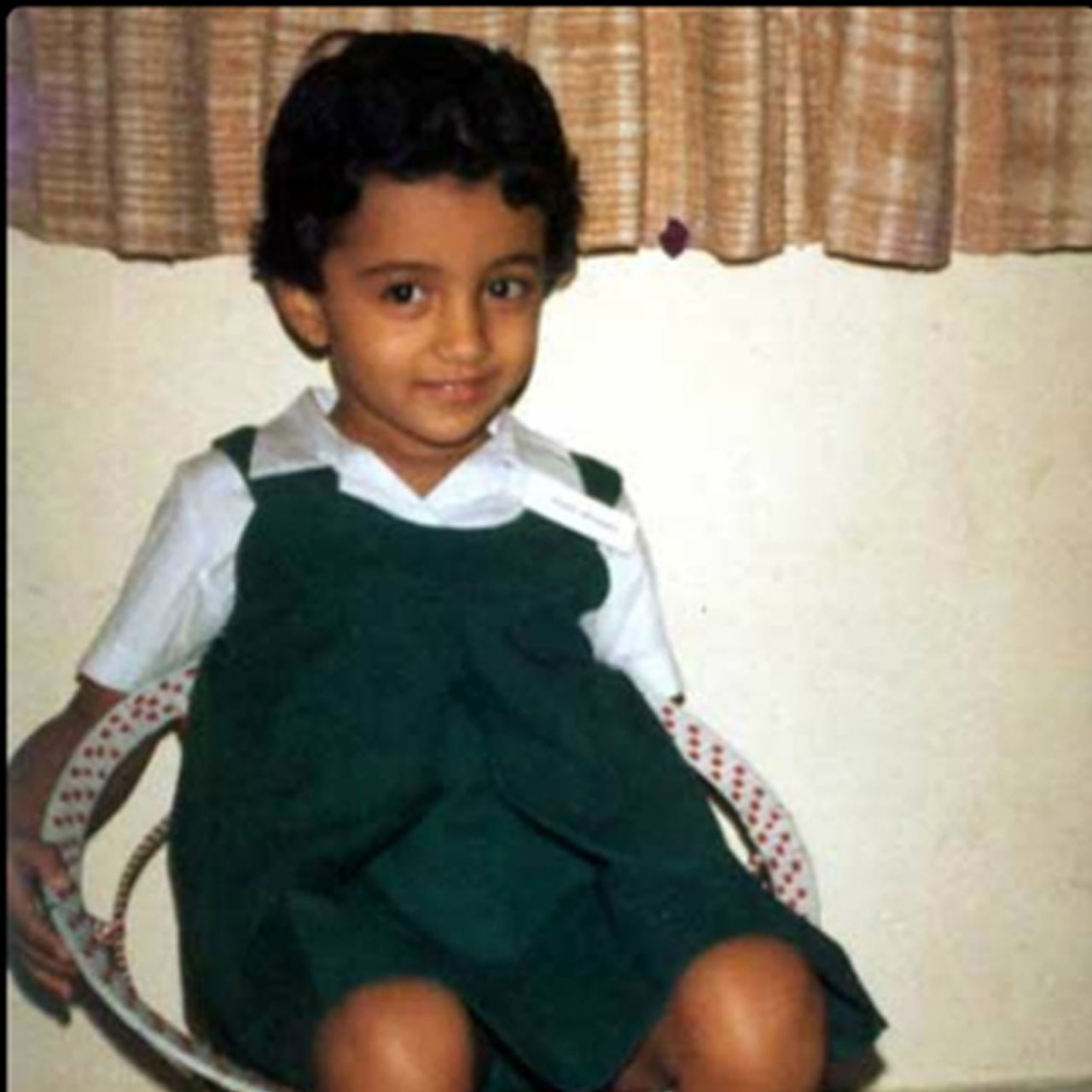 ప్రస్తుతం సోషల్ మీడియాలో టాలీవుడ్ హీరోయిన్ చిన్ననాటి ఫోటో ఇప్పుడు అందరి దృష్టిని ఆకర్షిస్తుంది. 42 ఏళ్ల వయసులో తెలుగు, తమిళంలో బ్యాక్ టూ బ్యాక్ సినిమాలతో దూసుకుపోతుంది. ఇంతకీ పైన ఫోటోలో ఉన్న అమ్మాయి ఎవరో తెలుసా.. ?