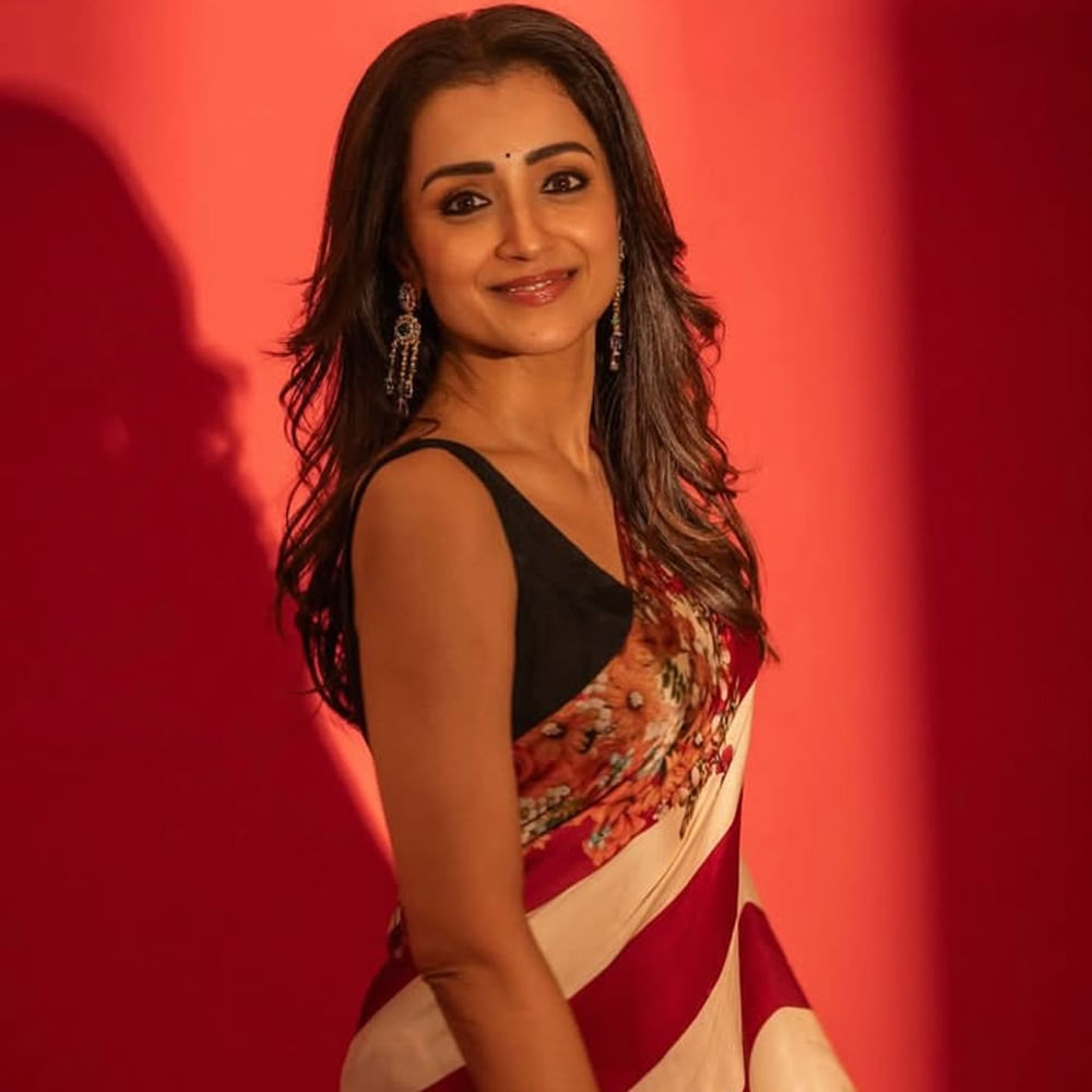 డైరెక్టర్ ప్రియదర్శన్ మొదటగా త్రిషను వెండితెరకు పరిచయం చేయాలనుకున్నారు. కానీ వీరిద్దరి కాంబోలో రావాల్సిన చిత్రం పలు కారణాలతో ఆగిపోయింది. తెలుగులో ప్రభాస్ సరసన చేసిన వర్షం మూవీ త్రిషకు బ్రేక్ ఇచ్చింది. 