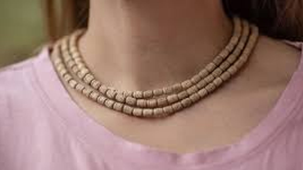 సనాతన ధర్మం ప్రకారం స్త్రీలు ఋతుస్రావం సమయంలో తులసి దండను ధరించడం లేదా తాకడం నిషిద్ధంగా పరిగణించబడుతుంది.  ఎందుకంటే ఈ కాలం శారీరకంగా అపవిత్రంగా పరిగణించబడుతుంది.  కనుక తులసి మొక్క పవిత్రతను కాపాడటానికి తులసి మాలను తొలగించాలి.