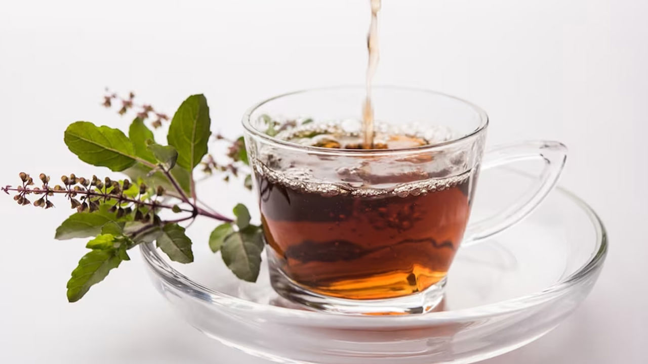 తులసి టీ రక్తప్రవాహాన్ని మెరుగుపరచడంలో సహాయపడుతుంది. తులసి టీ తాగడం వల్ల రక్తపోటు కంట్రోల్ అవుతుంది. ఉదయాన్నే తులసి టీ తాగడం వల్ల మలబద్దకం, అజీర్తి వంటి సమస్యలు తగ్గుతాయి.