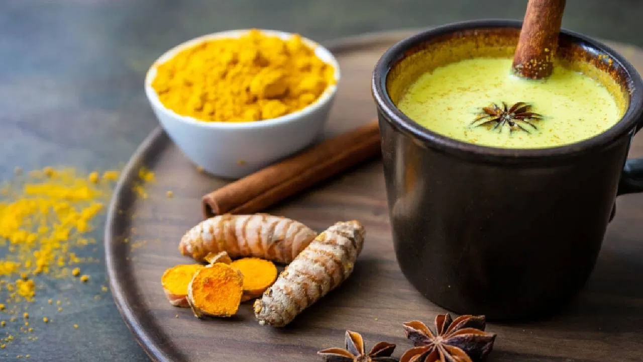 పాలు కాచేటప్పుడు దానిపైన తేలియాడే నురుగు లేదా మీగడ తీసేయడం వల్ల అందులోని కొవ్వు పదార్ధాలు దాదాపు బయటకు వెళ్లిపోతాయి. ఆ తర్వాత అందులో పసుపు కలిపి తాగవచ్చు. ఇది మీ బరువు పెరగకుండా శరీరానికి మేలు చేస్తుంది. 