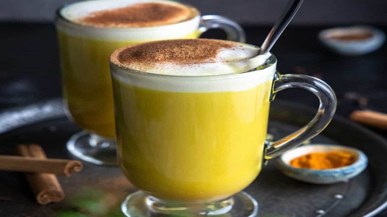 పసుపు పాలు ఆరోగ్యానికి మేలు చేసినప్పటికీ బరువు పెరుగుతారనే భయం చాలా మందికి ఉంటుంది. బరువు పెరుగుతారనే భయం మీకూ ఉన్నట్లయితే పసుపు పాలు పాలను వేడి చేసేటప్పుడు పైన ఏర్పడే నురుగును తొలగించాలి. ఇలా చేయడం వల్ల బరువు పెరిగే ప్రమాదాన్ని తగ్గిస్తుంది. 