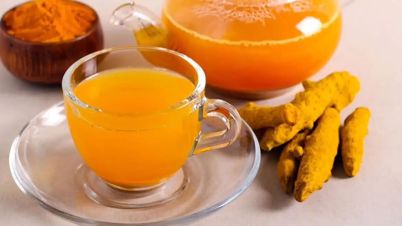 ముఖ్యంగా గోరువెచ్చని నీళ్లలో పసుపు కలుపుకొని తాగడం వల్ల అనే దీర్ఘకాలిక ఆరోగ్య సమస్యలు తగ్గుతాయని నిపుణులు చెబుతున్నారు. ఉదయాన్నే నిద్రలేచిన వెంటనే ఖాళీ కడుపుతో ఈ నీటిని తీసుకుంటే ఎంతో మంచిదని నిపుణులు సూచిస్తున్నారు.