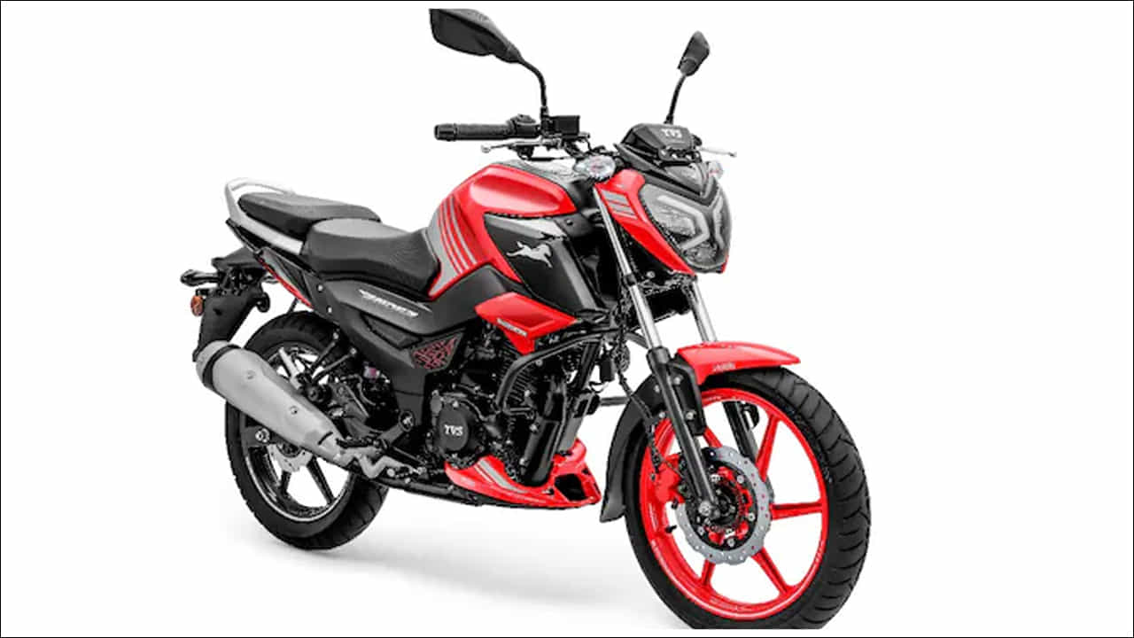 TVS Raider 125: టీవీఎస్ రకరకాల బైక్లను అందుబాటులోకి తీసుకువస్తోంది. అత్యాధునిక ఫీచర్స్ను జోడిస్తూ మార్కెట్లో విడుదల చేస్తుంది. టీవీఎస్ మోటార్ కంపెనీ తన ప్రసిద్ధ 125సీసీ మోటార్ సైకిల్, టీవీఎస్ రైడర్ తాజా, అత్యంత అధునాతన వెర్షన్ను ఆవిష్కరించింది. దీనిని ఇప్పుడు "ది వికెడ్ ట్రోయికా" అని పిలుస్తారు. విభాగంలోని సరికొత్త ఫీచర్స్తో కొత్త రైడర్. పూర్తిగా కొత్త అవతారంలో శక్తి, సాంకేతికత, భద్రతతో వస్తుంది.