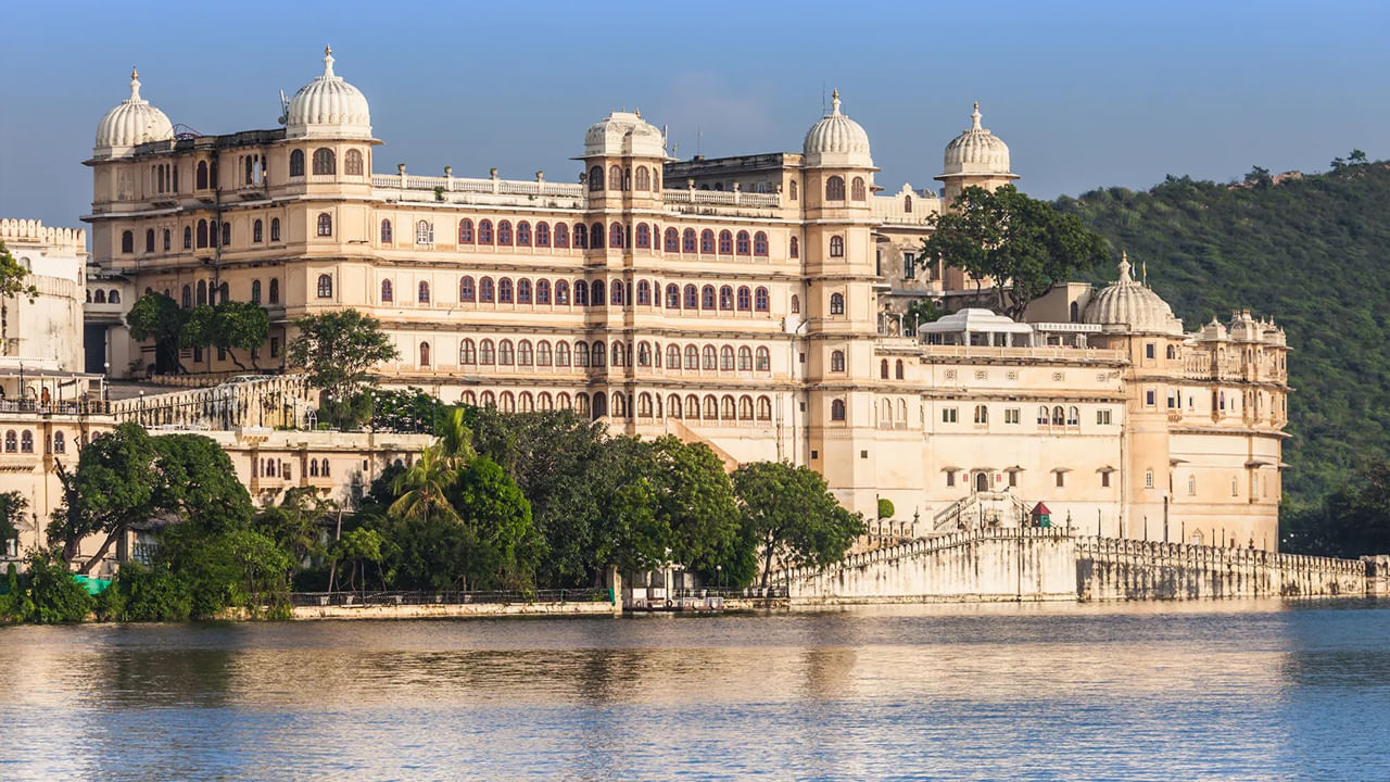 ఉదయపూర్ సిటీ: అనేక చారిత్రాత్మక కట్టడాలు ఉన్న ఉదయపూర్ రాచరిక శైలికే కాకుండా పచ్చదనానికి కూడా పేరుగాంచింది. ఉదయపూర్లో అనేక పర్వతాలు ఉన్నాయి. వర్షాకాలం తర్వాత వాటి అందం మరింత పెరుగుతుంది.