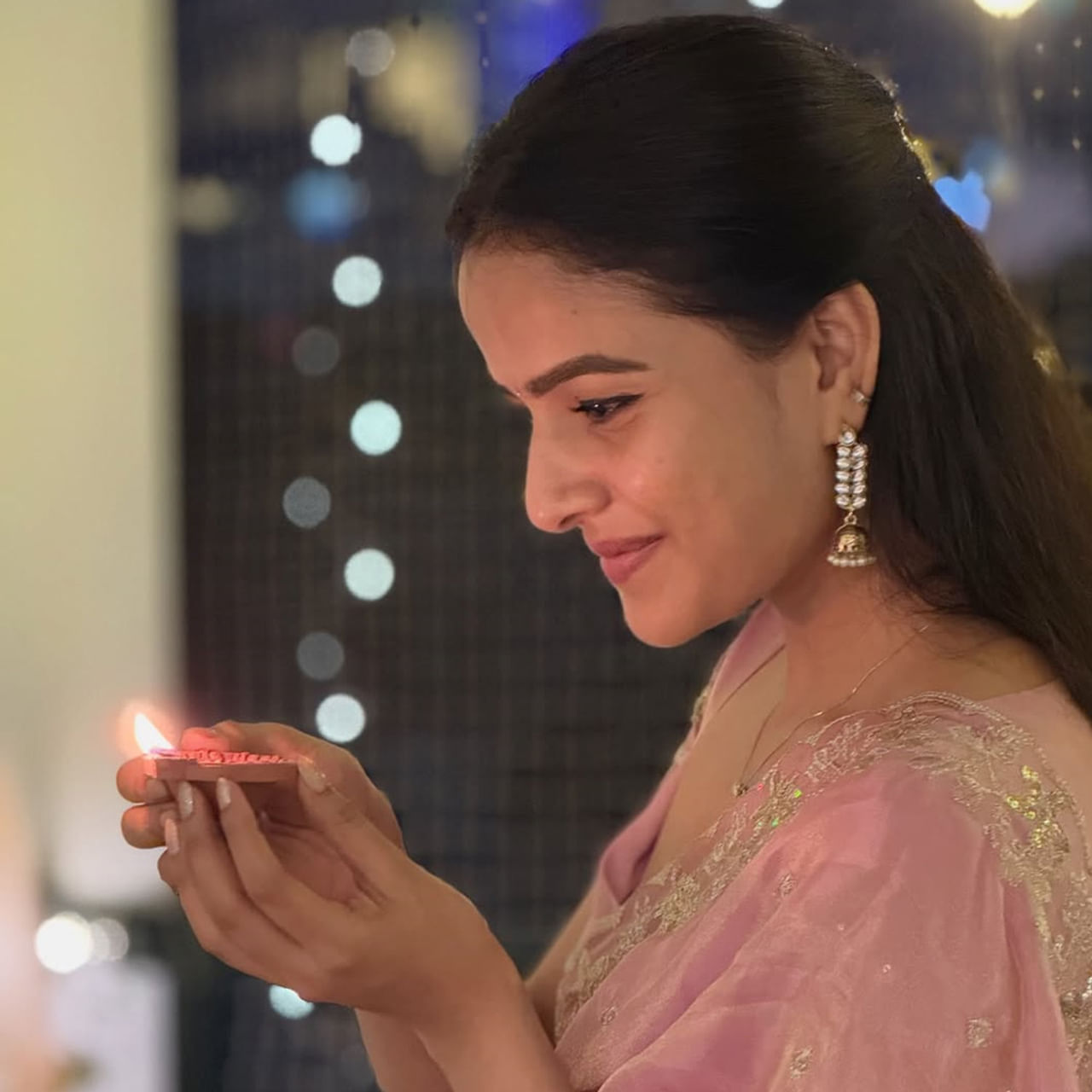 వైష్ణవి చైతన్య.. యూట్యూబ్ వీడియోలతో ఫేమస్ అయిన ఈ అమ్మడు.. ఇప్పుడు కథానాయికగా రాణిస్తుంది. తెలుగులో అత్యధిక ఫాలోయింగ్ ఉన్న హీరోయిన్లలో ఆమె ఒకరు. మొదట్లో సినిమాల్లో చిన్న చిన్న పాత్రలు పోషించిన ఆమె.. ఇప్పుడు హీరోయిన్ గా బ్యాక్ టూ బ్యాక్ సినిమాలో ప్రేక్షకులను అలరిస్తుంది. 