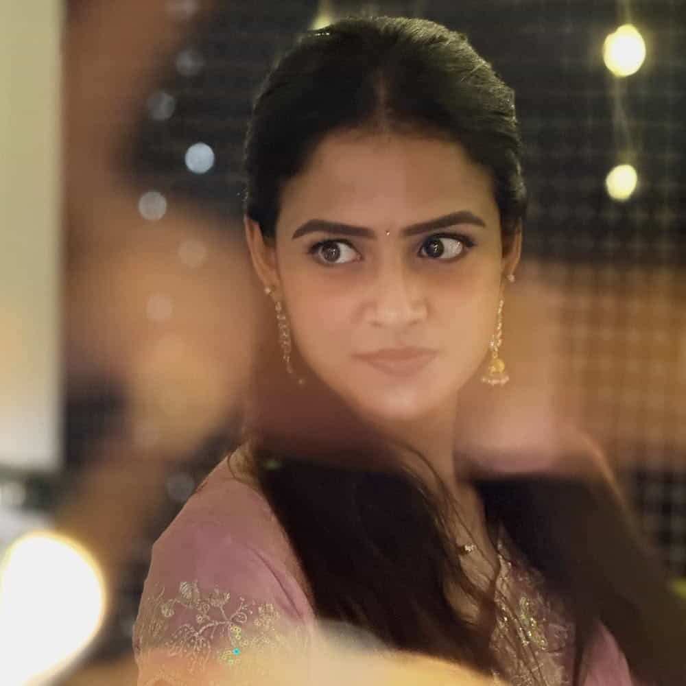 బేబీ సినిమాతో హీరోయిన్ గా పరిచయమైంది. మొదటి సినిమాతోనే బ్లాక్ బస్టర్ హిట్ అందుకున్న వైష్ణవి.. ఈసినిమాలో అద్భుతమైన నటనకు ప్రశంసలు అందుకుంది. ఈ సినిమాలో తన నటనతో ఆకట్టుకుంది. ఆ తర్వాత తెలుగులో వరుస ఆఫర్స్ అందుకుంటూ ఫుల్ బిజీగా ఉండిపోయింది. ఇప్పటికీ చేతినిండా సినిమాలతో క్షణం తీరిక లేకుండా గడిపేస్తుంది.