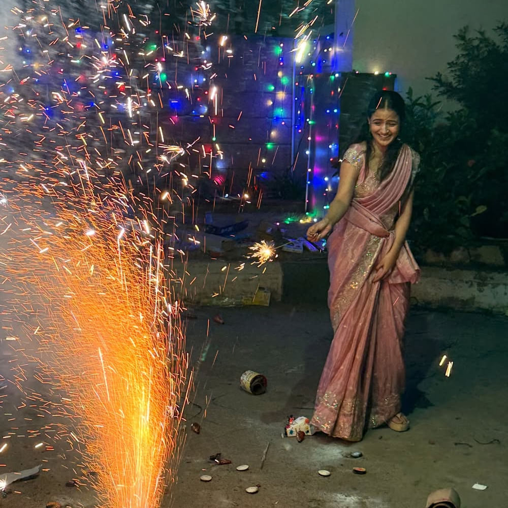 ఇదిలా ఉంటే.. తాజాగా తన కుటుంబంతో కలిసి దీపావళి సెలబ్రేషన్స్ అత్యంత గ్రాండ్ గా జరుపుకుంది వైష్ణవి. ఇందుకు సంబంధించిన ఫోటోలను తన ఇన్ స్టాలో పంచుకుంది. అందులో చీరకట్టులో సింపుల్ లుక్ తో మరింత అందంగా కనిపిస్తుంది. చిచ్చుబుడ్డి వెలుగుల్లో వెన్నెలమ్మలా మెరిసిపోతుంది వైష్ణవి. 