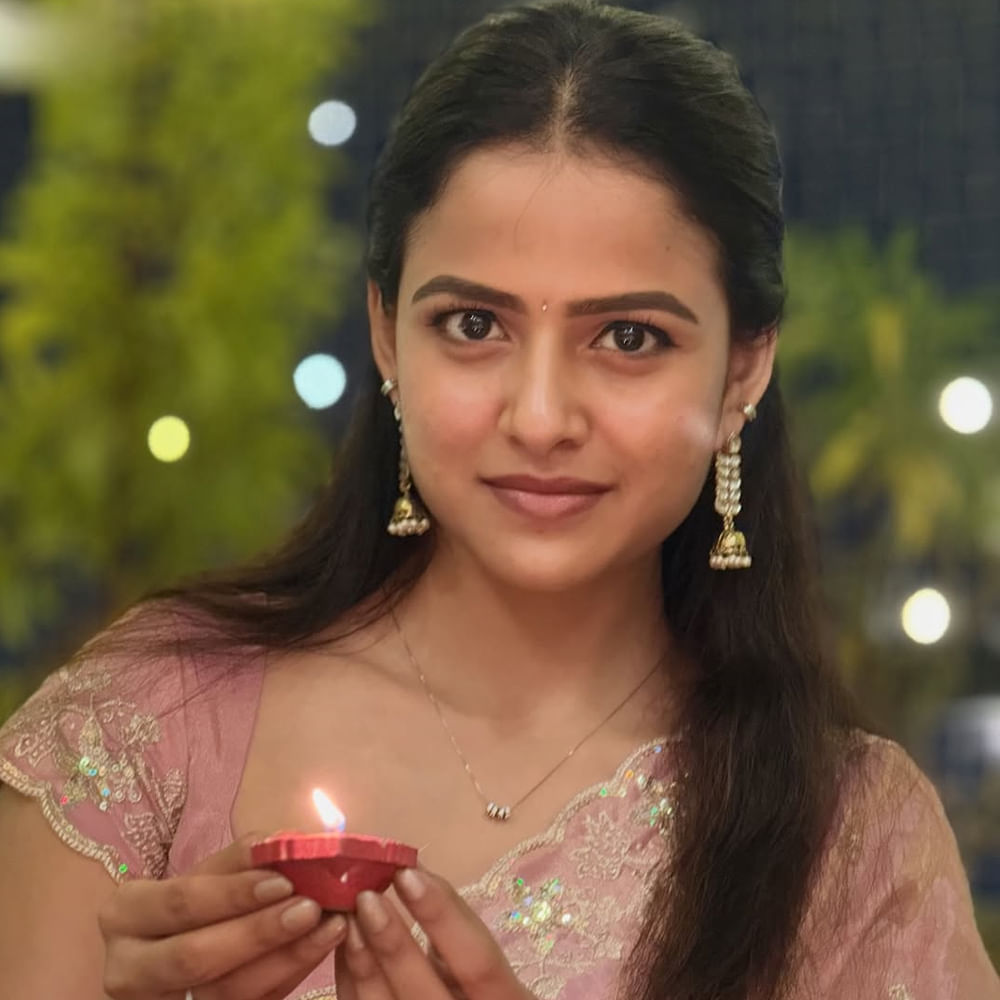 కొన్నాళ్ల క్రితమే ఈ మూవీ షూటింగ్ ప్రారంభం కాగా.. మరోవైపు తెలుగులో మరిన్ని అవకాశాలు అందుకున్నట్లు తెలుస్తోంది.  హిట్టు ప్లాపులతో సంబంధం లేకుండా వరుస సినిమా ఆఫర్స్ అందుకుంటుంది. మరోవైపు సోషల్ మీడియాలో క్రేజీ ఫోటోలతో నెటిజన్లను ఆకట్టుకుంటుంది వైష్ణవి. 