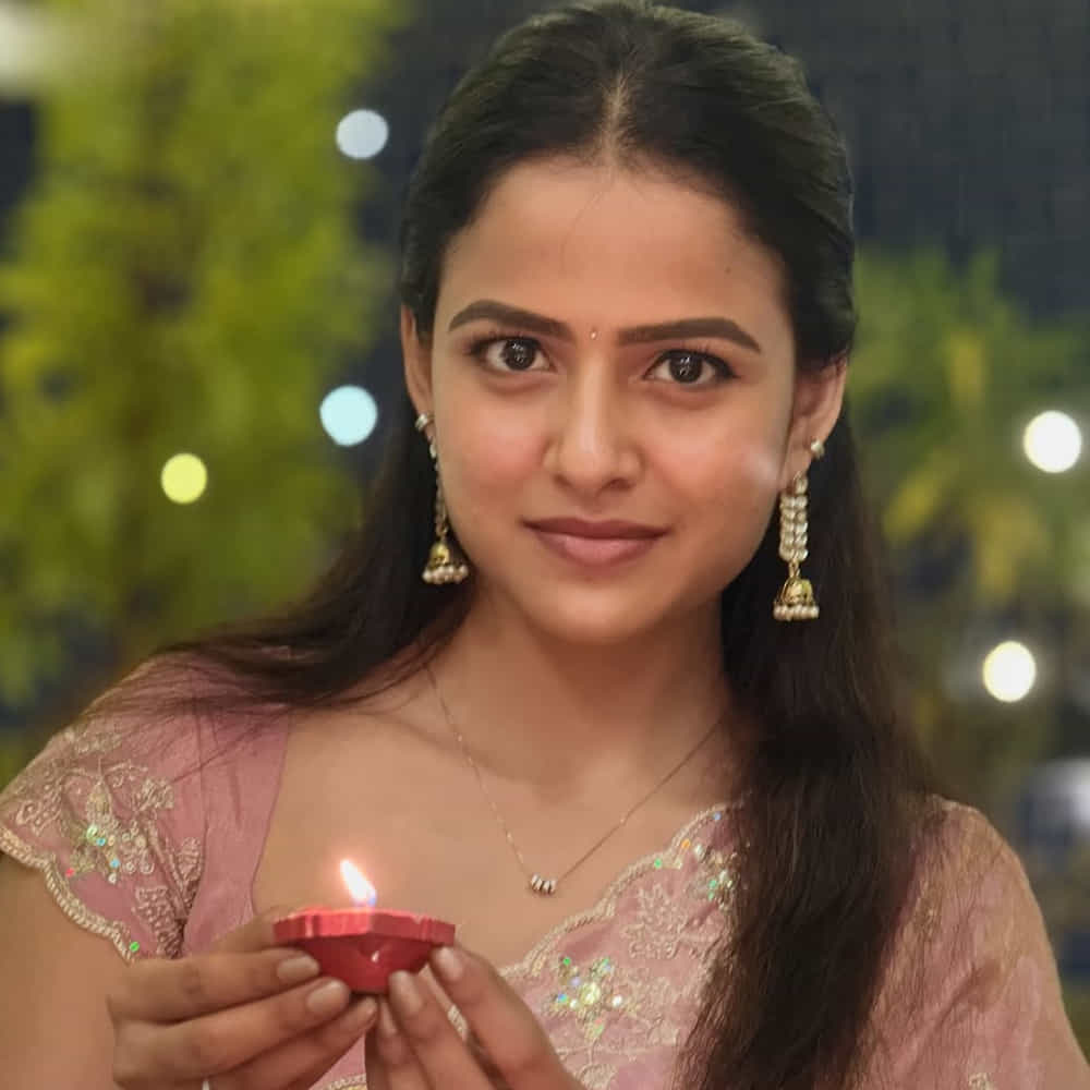 కొన్నాళ్ల క్రితమే ఈ మూవీ షూటింగ్ ప్రారంభం కాగా.. మరోవైపు తెలుగులో మరిన్ని అవకాశాలు అందుకున్నట్లు తెలుస్తోంది.  హిట్టు ప్లాపులతో సంబంధం లేకుండా వరుస సినిమా ఆఫర్స్ అందుకుంటుంది. మరోవైపు సోషల్ మీడియాలో క్రేజీ ఫోటోలతో నెటిజన్లను ఆకట్టుకుంటుంది వైష్ణవి. 