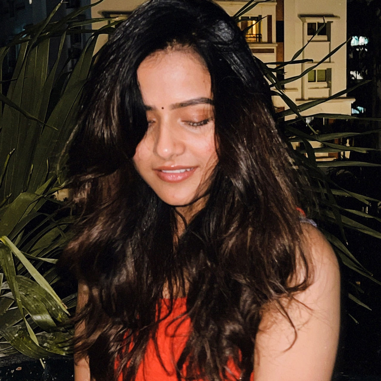 సోషల్ మీడియా ద్వారా ఇండస్ట్రీలోకి వచ్చిన ముద్దుగుమ్మలు చాలా మంది ఉన్నారు. అలాంటి వారిలో వైష్ణవి చైతన్య ఒకరు. ఈ ముద్దుగుమ్మ షార్ట్ ఫిలిమ్స్ నుంచి హీరోయిన్ గా మారింది. మొదట్లో సినిమాల్లో చిన్న చిన్న పాత్రలు చేసింది.