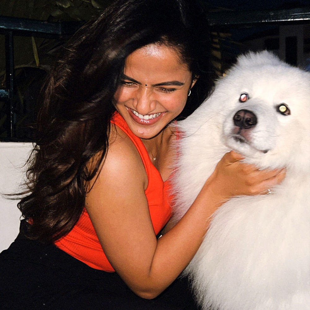 ముఖ్యంగా అలవైకుంఠపురంలో సినిమాలో అల్లు అర్జున్ సిస్టర్ గా నటించింది. అలాగే నాని హీరోగా నటించిన టక్ జగదీష్ సినిమాలో నటించింది. ఇక హీరోయిన్ గా మారి తొలి సినిమాతోనే బ్లాక్ బస్టర్ హిట్ అందుకుంది .