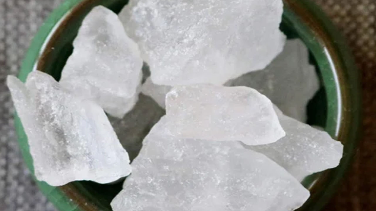 పటిక సాధారణంగా దాని క్రిమినాశక లక్షణాలతో ప్రసిద్ధి చెందింది. దీనిని నీటిని శుభ్రం చేయడానికి, గాయాలను శుభ్రపరచడం వంటి వాటికీ కూడా ఉపయోగిస్తారు. అయితే వాస్తు, జ్యోతిషశాస్త్ర దృక్కోణంలో కూడా పటిక విశేషమైన ప్రాముఖ్యత ఉంది. పటిక అనేక సమస్యలను తగ్గించడంలో సహాయకారిగా పరిగణించబడుతుంది. వాస్తు ప్రకారం ఇంట్లో సానుకూలతను కొనసాగించాలనుకుంటే.. పటిక ప్రభావవంతంగా ఉంటుందని నిరూపించబడింది. ఇంట్లో, జీవితంలో శాంతిని కాపాడుకోవడానికి పటికతో ఎలాంటి పరిహారాలు చేయవచ్చో ఈ రోజు తెలుసుకుందాం..