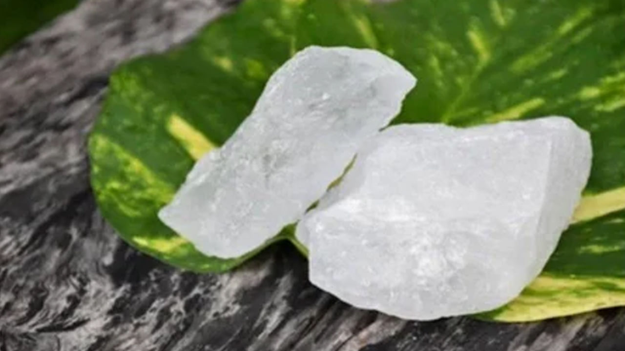 వైవాహిక జీవితంలో భార్యాభర్తల మధ్య తరచుగా తగాదాలు ఉంటే లేదా సంబంధంలో ఉద్రిక్తత పెరిగిమా.. నల్లటి వస్త్రంలో పటికను కట్టి మంచం కింద ఉంచండి. ఇలా చేయడం ద్వారా భార్యాభర్తల మధ్య పరస్పర సంబంధాలు మెరుగుపడటం ప్రారంభమవుతుంది. మానసిక ఒత్తిడి తగ్గుతుంది.