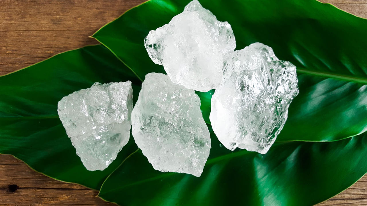 రుణ విముక్తికి పరిష్కారం: ఎవరైనా చాలా కాలంగా అప్పుల బాధలో ఉంటే.. బుధవారం నాడు పటిక ముక్కకు సింధూరం రాసి.. దానిని తమలపాకులో చుట్టి దారంతో కట్టండి. తరువాత సాయంత్రం దానిని రావి రాతి చెట్టు కింద పాతిపెట్టండి. ఈ పరిహారం అప్పుల నుంచి బయటపడే అవకాశాలను పెంచుతుంది.