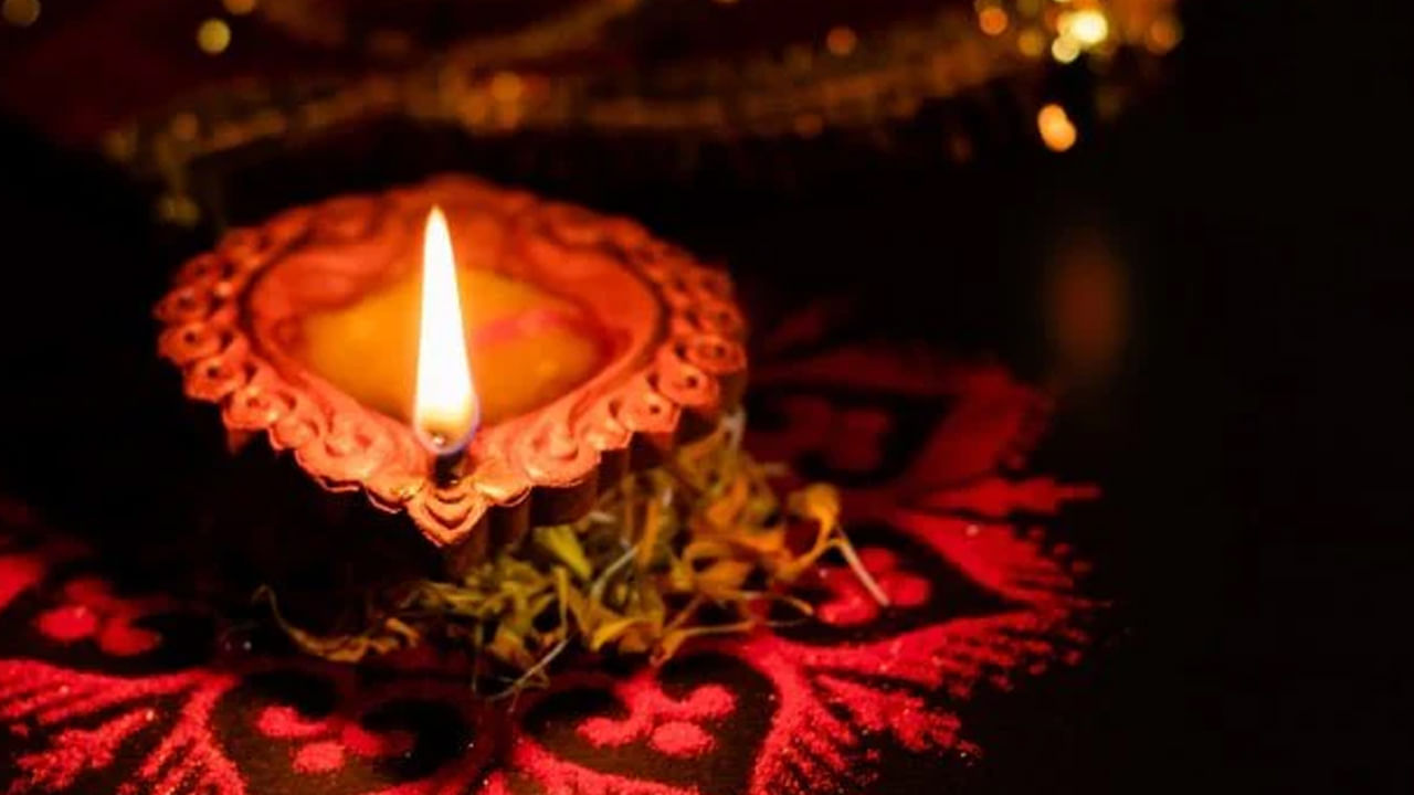 సాయంత్రం దీపం వెలిగించండి:  ప్రతి రోజూ సాయంత్రం ఇంటి ప్రధాన ద్వారం వద్ద దీపం వెలిగించడం శుభప్రదంగా పరిగణించబడుతుంది. ఇది ఇంట్లో శాంతి, ఆనందం , శ్రేయస్సును సూచిస్తుంది. దీపం వెలుగు లక్ష్మీ దేవిని ప్రసన్నం చేసుకుంటుంది. అ ఇంట్లో సిరి సంపదలకు లోటు ఉండదు. 
