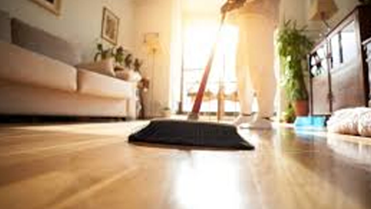 ఇంటిని శుభ్రంగా ఉంచుకోండి:  లక్ష్మీదేవి ఇంటిని శుభ్రంగా ఉంచుకోవడాన్ని అభినందిస్తుంది. అస్తవ్యస్తంగా ఉండటం .. మురికిగా ఉన్న ఇంటివైపు లక్ష్మీదేవి రాదని నమ్మకం. కనుక ఇంటి ముందు రోజూ ముగ్గు పెట్టి.. ఇంటిని రోజూ శుభ్రం చేసుకోవడం.. దుమ్ము, దులి, మురికి లేకుండా చూసుకోవడం చాలా ముఖ్యం. 
