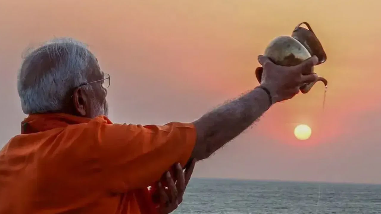 సూర్యుడికి అర్ఘ్యం సమర్పించండి: ప్రత్యక్ష దైవం సూర్యనారాయనుడికి అర్ఘ్యం సమర్పించడం శక్తి , శ్రేయస్సు లభిస్తుంది. ప్రతి రోజూ ఉదయం సూర్యుడికి అర్ఘ్యం సమర్పించడం వల్ల సానుకూల శక్తి , బలం వస్తుంది. ఈ ఆచారం ఇంటికి సంపద, ఆరోగ్యం , విజయాన్ని తీసుకురావడానికి సహాయపడుతుంది. సూర్యుడికి రాగి పాత్రలో సమర్పించడం అనేది లక్ష్మీ దేవి ఆశీర్వాదాలను పొందడానికి సులభమైన ,ప్రభావవంతమైన మార్గం. 