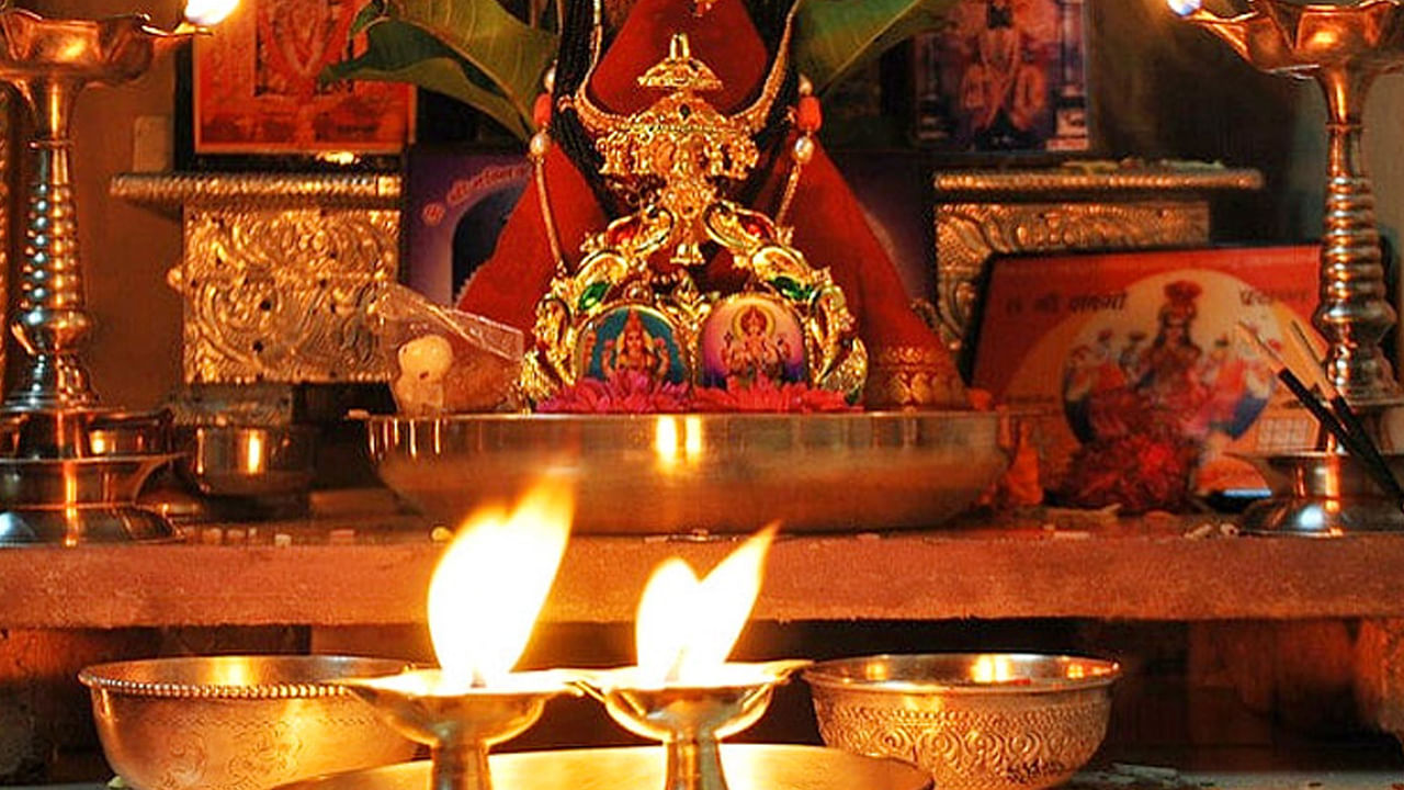 వాస్తు అనేది చాలా ముఖ్యమైనది. ప్రతి ఒక్కరూ తమ ఇంటి విషయంలో వాస్తు నియమాలు పాటించాలని చెబతుుంటారు. ఎవరైతే వాస్తు నియమాలను విస్మరిస్తారో, వారు అనేక సమస్యలు ఎదుర్కొనే ఛాన్స్ ఉంటుంది. అందుకే తప్పకుండా వాస్తు నిమాలు ఉల్లంఘించకూడదని చెబుతారు. ముఖ్యంగా దీపావళి రోజు లక్ష్మీ దేవిని ప్రసన్నం చేసుకోవడానికి కొన్ని వాస్తు నియమాలను పాటించాలి అంట. అవి ఏవో ఇప్పుడు చూద్దాం.