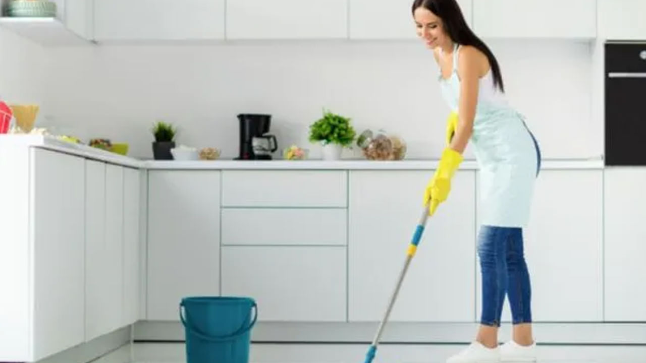 దీపావళి సమయంలో ప్రతి ఒక్కరూ ఇంటిని శుభ్రం చేసుకొని, అందంగా తయారు చేసుకుంటారు. అయితే ఇలా ఇంటిని క్లీన్ చేసే క్రమంలో, ఉప్పు నీటితో మీ ఇల్లుని అందంగా తుడుచుకోవాలి అంట. దీని వలన అదృష్టం కలిసి వస్తుందని చెబుతున్నారు పండితులు. ఉప్పు నీటితో ఇంటిని తుడవడం వలన నెగిటివ్ ఎనర్జీ మొత్తం పోయి, ఇంట్లో సానుకూలత ఏర్పడుతుందంట. ఇది మీకు అదృష్టాన్ని తీసుకొస్తుందంట.