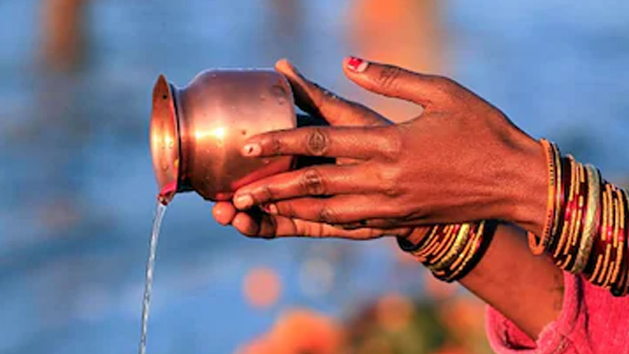 వాస్తు శాస్త్రం ప్రాకారం దీపావళి రోజున ఇంటిని శుభ్ర చేసిన తర్వాత, ఇంటిలో గంగాజలంలో కుంకుమ, పచ్చిపాలు, పసుపు వేసి ఆ నీటిని ఇల్లు మొత్తం చల్లు కోవాలి అంట. దీని వలన కూడా అదృష్టం కలిసి వచ్చి లక్ష్మీ కటాక్షం కలుగుతుందని చెబతున్నారు ఆరోగ్య నిపుణుల. దీని వలన ఆర్థిక సమస్యలు తగ్గిపోయి, సంపద నిలుస్తుందంట. అంతే కాకుండా అప్పుల బాధలు కూడా తొలిగిపోతాయని చెబతున్నారు వాస్తు శాస్త్ర నిపుణులు.