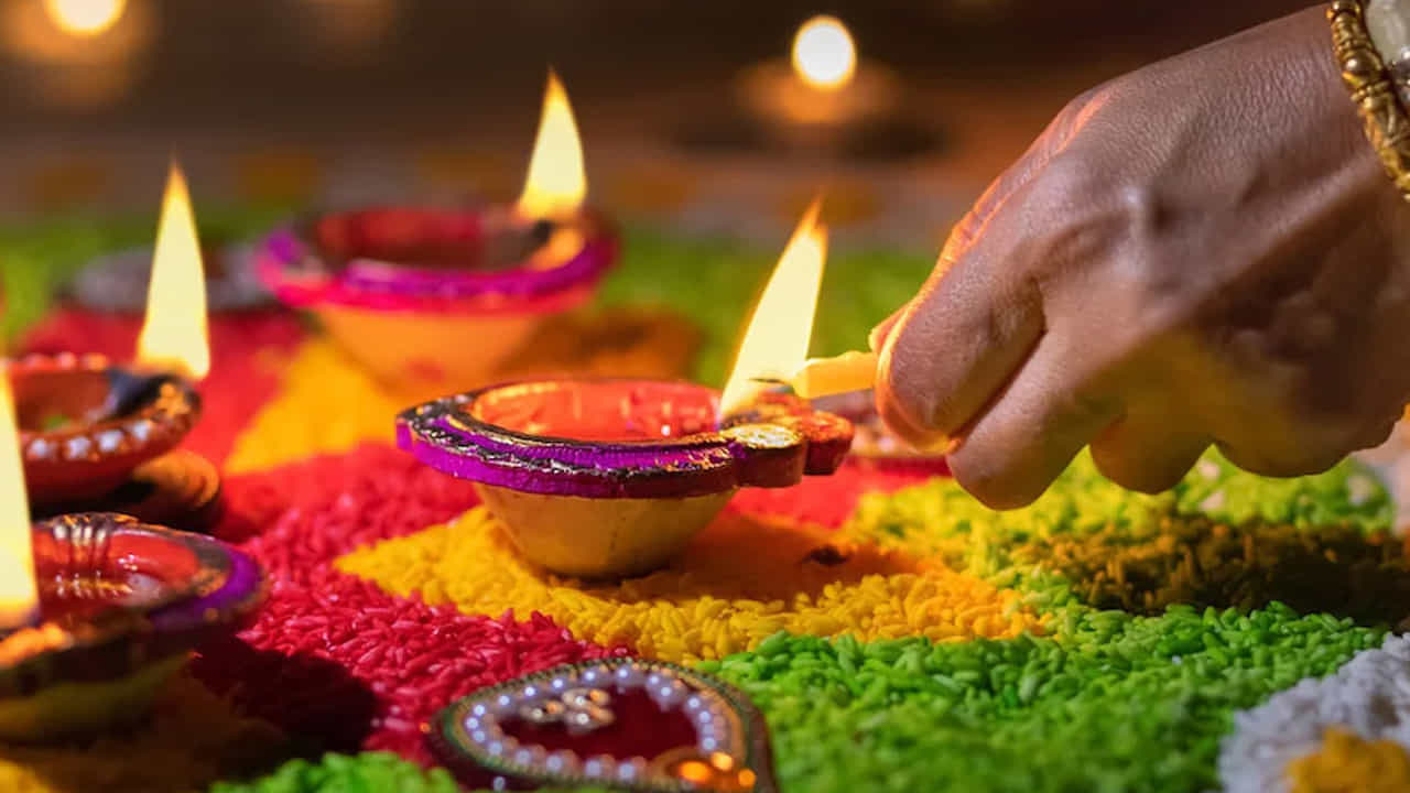 చాలా మంది దీపావళి రోజు ఎక్కువగా ఆలయాలకు వెళ్లరు. ఇంటిలోనే పూజ నిర్వహించుకుంటారు. కానీ తప్పకుండా దీపావళి రోజు  శివాలయానికి వెళ్లాలంట. దీపావళి రోజున శివాలయానికి వెళ్లి దీపం పెట్టడం వలన కష్టాలు అన్నీ తొలిగిపోయి, జీవితంలో అనుకోని మార్పులు చోటు చేసుకుంటాయంట. ఇంట్లో సంతోషకర వాతావరణం నెలకొటుంది, కుటుంబ సభ్యులు అనారోగ్య సమస్యల నుంచి బయటపడతారని చెబుతున్నారు పండితులు.