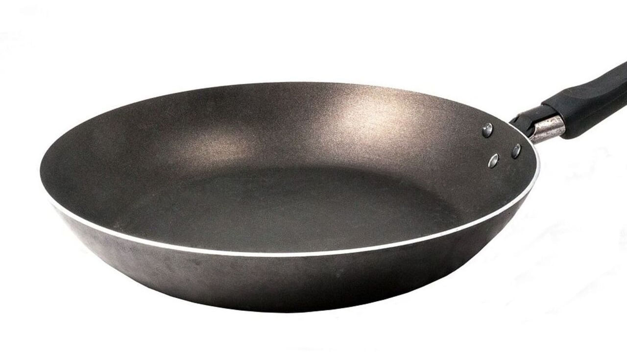 ఇక ప్రతి ఒక్కరి ఇంట్లో రోటీ పాన్ ఉండటం అనేది కామన్. అయితే ఎప్పుడూ కూడా దీనిని వంట గదిలో తలకిందులుగా పెట్టకూడదని చెబుతుంటారు వాస్తు శాస్త్రనిపుణులు. అయితే చపాతీలేదా దోశ పాన్ వంట గదిలో తలకిందులుగా ఎందుకు పెట్టకూడదో ఇప్పుడు చూద్దాం.