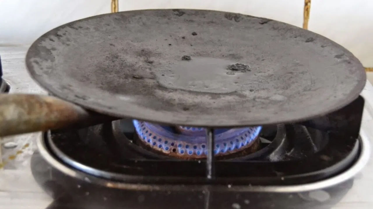 చాలా మంది రోటీ చేసిన తర్వాత పాన్‌ను తలకిందులుగా పెడుతుంటారు. కానీ అలా పెట్టడం వలన వాస్తు శాస్త్రం ప్రకారం అనేక సమస్యలు వచ్చే ప్రమాదం ఉన్నదంట. కాగా, అసలు రోటీ లేదా దోశ పాన్ వంట గదిలో తలకిందులుగా పెట్టడం వలన ఎలాంటి సమస్యలు వస్తాయో ఇప్పుడు చూద్దాం.