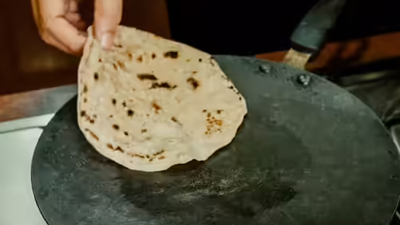 వాస్తు శాస్త్రం ప్రకారం, వంటగదిలో పాన్‌ను తలకిందులుగ ఉంచడం చాలా అశుభకరమని భావిస్తారు. పాన్‌ను తలక్రిందులుగా ఉంచడం వల్ల ప్రతికూల శక్తి వస్తుందంట, అంతే కాకుండా ఇంట్లో నిత్యం గొడవలు, ఆర్థిక సమస్యలు తలెత్తుతాయని చెబుతున్నారు పండితులు.