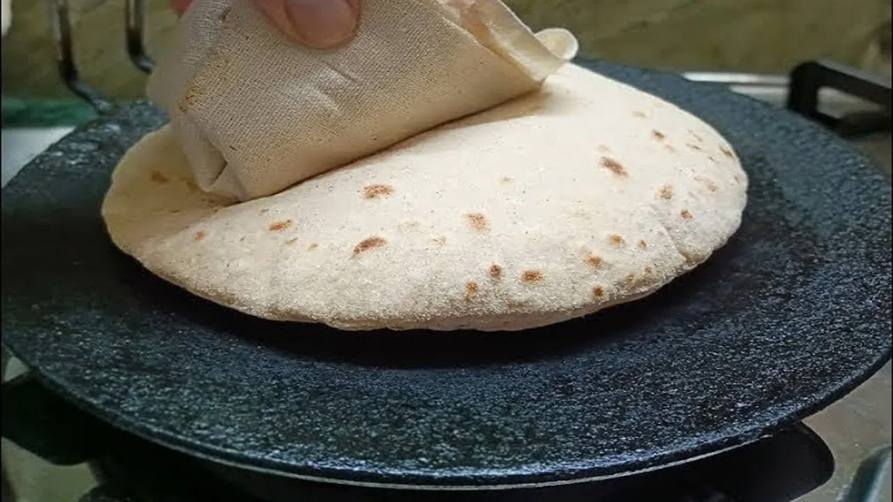 అదే విధంగా ఏ పని చేసినా కలిసి రాకపోవడం, అప్పుల సమస్యలు, ఆర్థికపరమైన ఇబ్బందులు. శ్రేయస్సు తగ్గిపోవడం ఇంట్లో ఘర్షణ పెరగడం వంటివి జరుగుతాయంట. అందుకే వంటగదిలో ఎలాంటి పరిస్థితిలో కూడా రోటీ లేదా దోశ పాన్‌ను తలకిందులుగా పెట్టకూడదని చెబుతున్నారు  వాస్తు శాస్త్ర నిపుణులు.