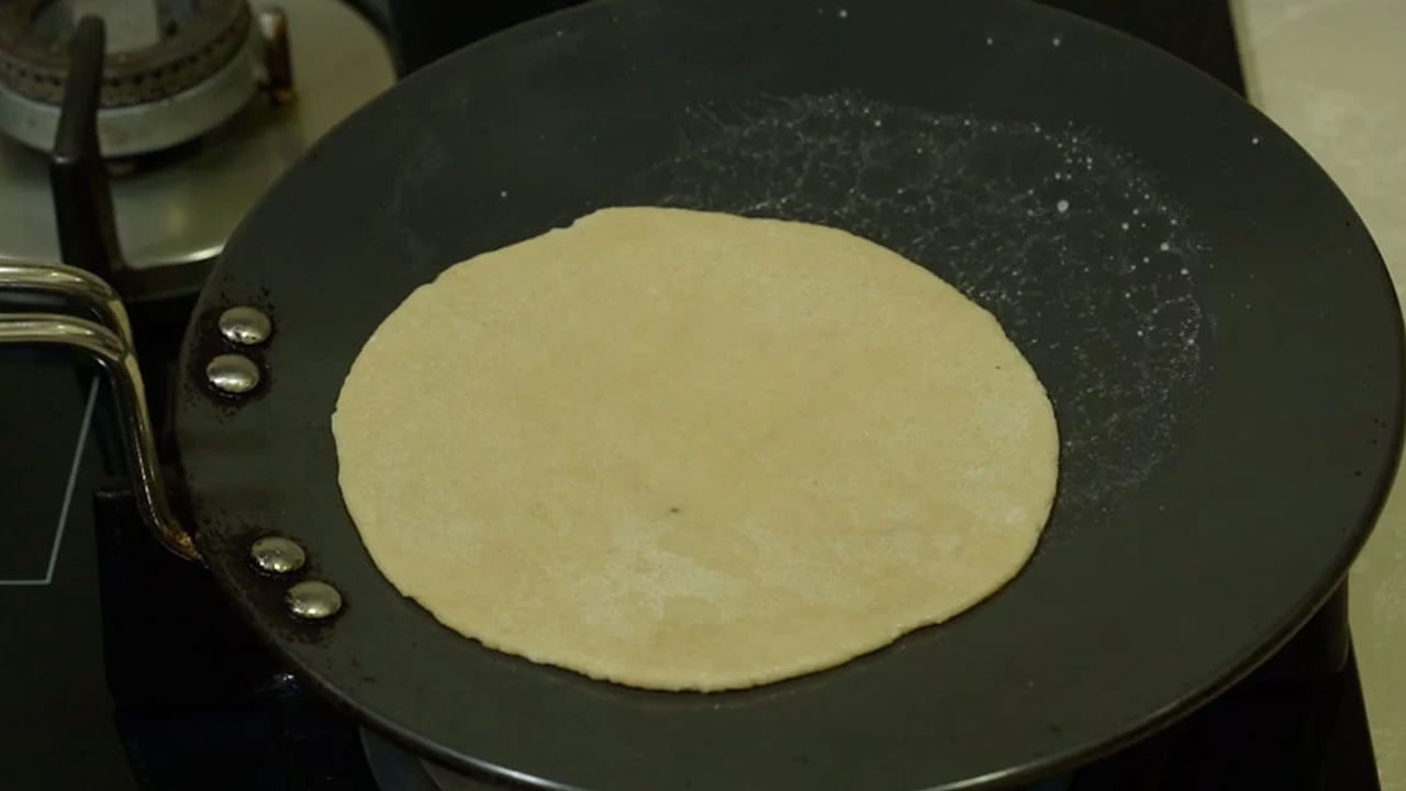 వాస్తు శాస్త్రం ప్రకారం రోటీ పాన్ తల కిందులుగా పెట్టడం వలన కెరీర్, వ్యాపారలంలో కూడా అనేక నష్టాలు చవిచూడాల్సి వస్తుందంట. ఆదాయం పూర్తిగా తగ్గిపోతుంది. అలాగే ఇంట్లో డబ్బు కొరత అధికంగా ఉంటుంది. అలాగే అనేక సమస్యలు ఎదుర్కోవాల్సి వస్తుందంట. అంతే కాకుండా ఒక వేళ రోటీ చేసిన తర్వాత పాన్‌ను స్టవ్ పై పెట్టడం వలన కూడా అనపూర్ణదేవిని అవమానించినట్లు అవుతుందంట.