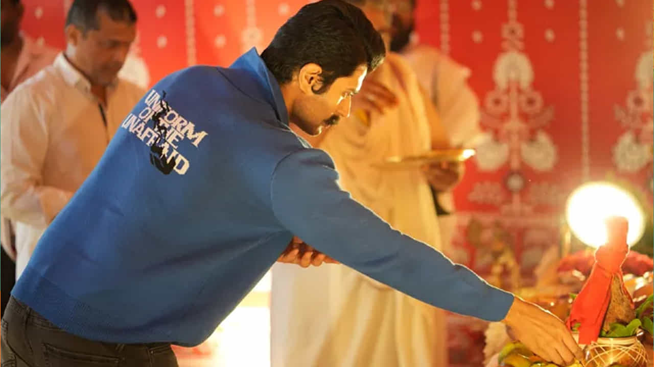 రౌడీ హీరో విజయ్ దేవరకొండ శనివారం ఉదయం తన కొత్త సినిమా రౌడీ జనార్ధన్ చిత్రాన్ని ప్రారంభించారు. రాజా వారు రాణి గారు సినిమాతో మెప్పించిన క్లాసిక్ డైరెక్టర్ రవికిరణ్ ఇప్పుడు విజయ్ తో భారీ యాక్షన్ మూవీ ప్లాన్ చేస్తున్నారు.