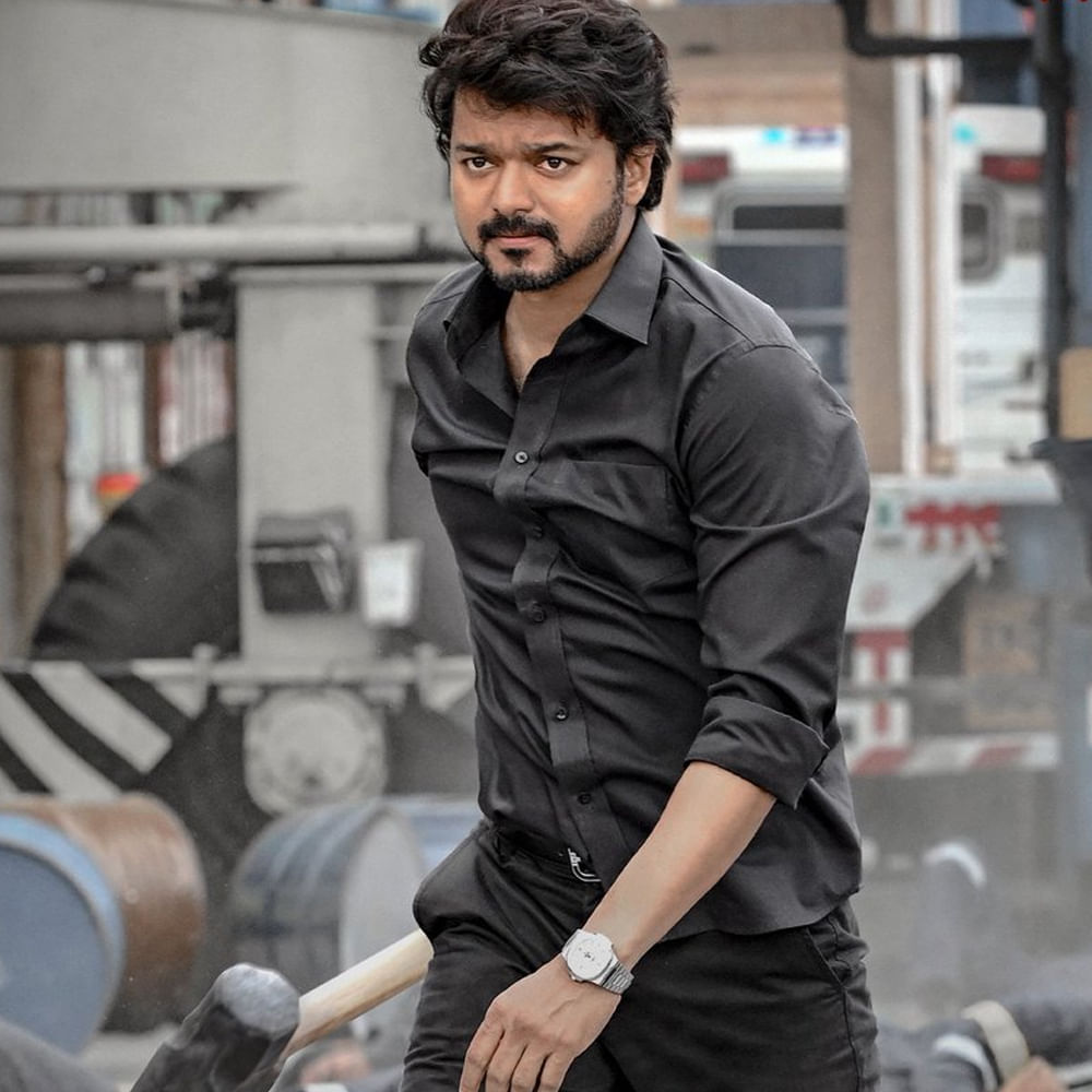 విజయ్ దళపతి నటించిన ది గోట్ చిత్రంలో నటించింది మీనాక్షి. అయితే ఆ సినిమా విడుదల తర్వాత తన పాత్రపై సోషల్ మీడియాలో దారుణంగా ట్రోల్ చేశారని ఆవేదన వ్యక్తం చేసింది. తన పాత్ర పై వచ్చిన విమర్శలు చూసి ఎంతో బాధపడ్డానని.. వారం రోజులు డిప్రెషన్ లోకి వెళ్లానని తెలిపింది. 