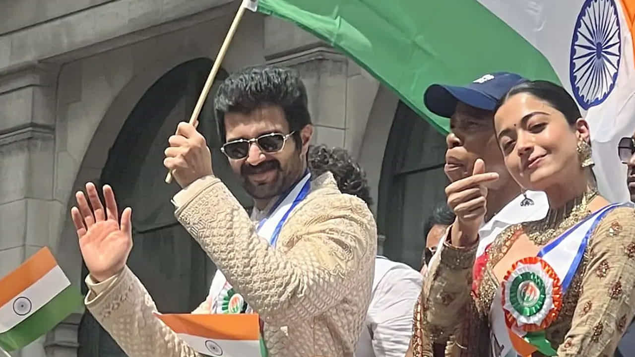  వచ్చే ఏడాది ఫిబ్రవరిలో విజయ్-రష్మికల పెళ్లి జరగనుందని సమచారం. చాలా మంది సెలబ్రిటీ ల్లాగే వీరు కూడా  డెస్టినేషన్‌ వెడ్డింగ్ కు ప్లాన్ చేసినట్లు సమాచారం.
