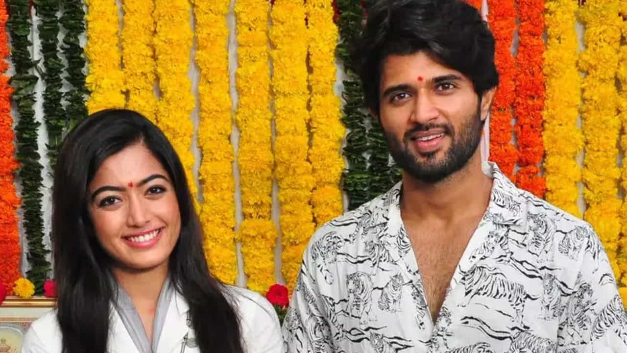  అయితే బయట ఇంత జరుగుతున్నా తమ ఎంగేజ్మెంట్, పెళ్లి వార్తలపై అటు విజయ్ దేవరకొండ కానీ, ఇటు రష్మిక మందన్నా కానీ అధికారికంగా ఎలాంటి ప్రకటనలు కూడా రిలీజ్ చేయలేదు.
