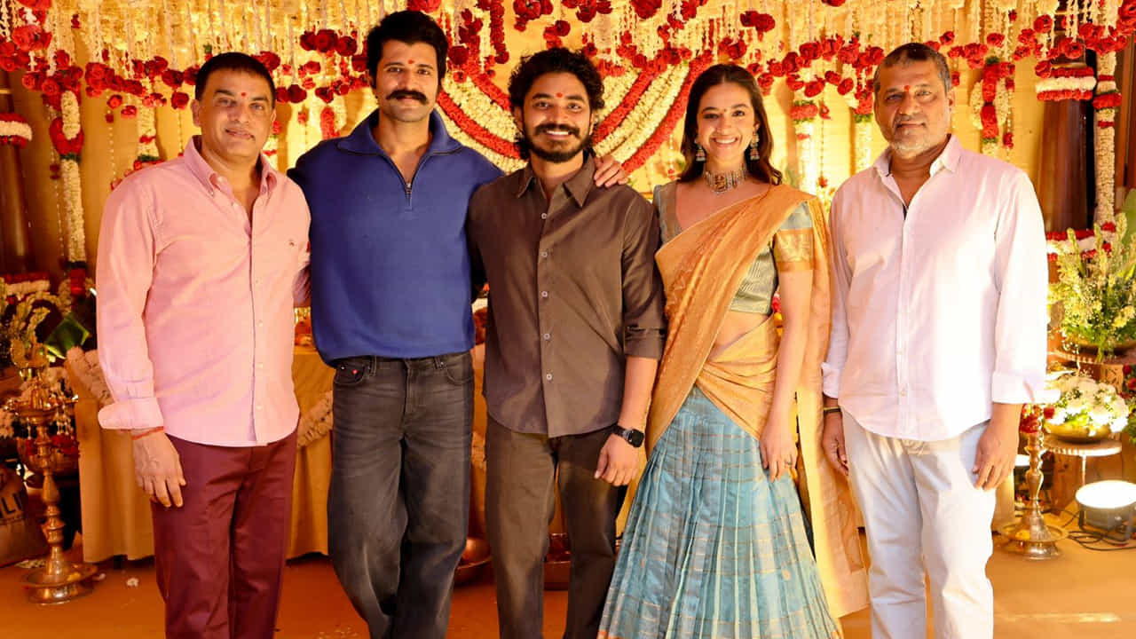 గతేడాది వైవాహిక బంధంలోకి అడుగుపెట్టిన కీర్తి.. పెళ్లి తర్వాత చేస్తున్న ఫస్ట్ భారీ చిత్రం ఇదే కావడం విశేషం. ఈ సినిమాను ప్రముఖ నిర్మాత దిల్ రాజు నిర్మిస్తున్నారు. తాజాగా శనివారం ఉదయం ఈ మూవీ పూజా కార్యక్రమాలతో ప్రారంభమైంది.